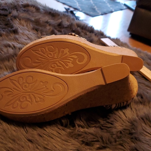 White Mountain Cork Wedge Shoe - Picture 4 of 6